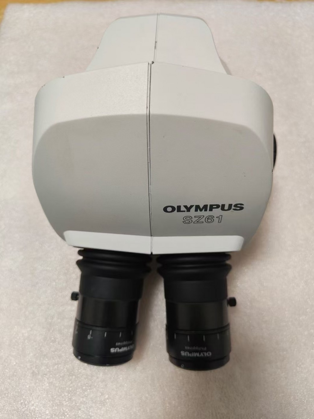 奥林巴斯Olympus BX63显微镜是一款高端全自动研究级显微镜，专为需要高度精密成像的生命科学和材料科学研究设计。它结合了先进的自动化功能和卓越的光学性能，适用于多种显微技术，如明场、相差、荧光、偏光、微分干涉（DIC）等。BX63的设计旨在提高研究效率，特别适合高通量实验和复杂成像要求的科研应用。
<BR>
<BR>