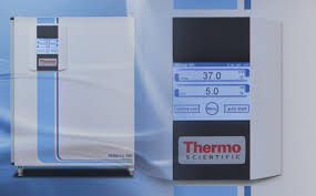 Thermo赛默飞4121 CO2生物培养箱是一款专为细胞和组织培养设计的高性能实验设备，广泛应用于生命科学、制药、生物技术、临床研究等领域。它能够通过精确控制温度、湿度和二氧化碳（CO2）浓度，模拟体内环境，为细胞和组织的生长、分化和繁殖提供理想的条件。该培养箱适用于培养对环境条件敏感的细胞，例如哺乳动物细胞、干细胞、免疫细胞和肿瘤细胞。
<BR>
<BR>