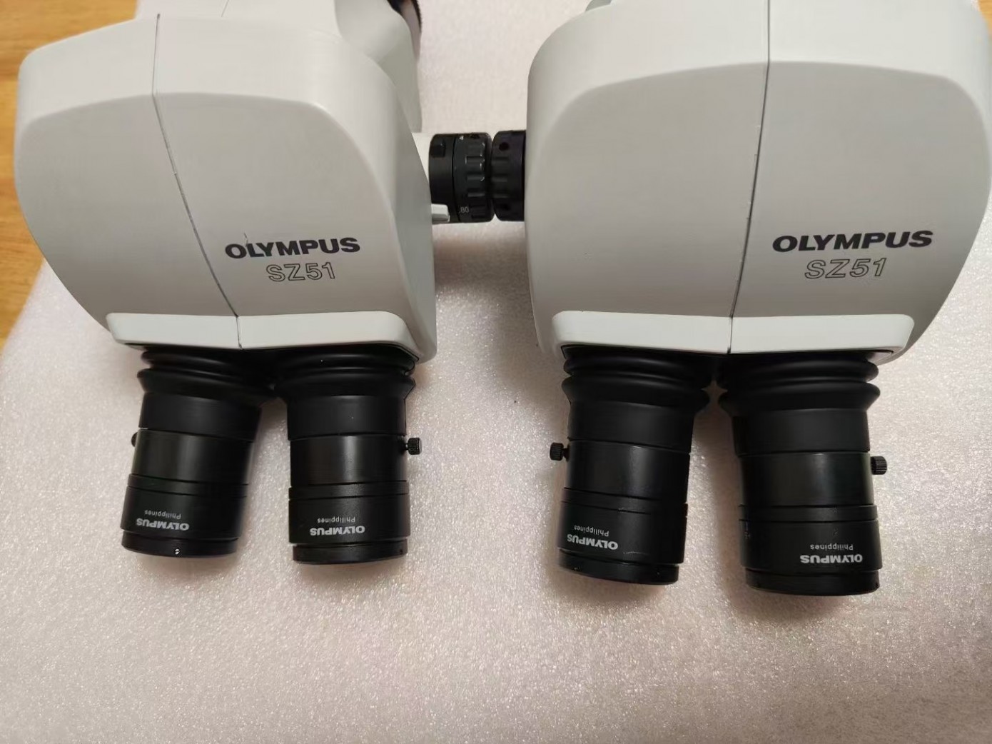 Olympus BX53显微镜是一款高级正置研究显微镜，专为生命科学领域的精密研究和临床应用设计。该显微镜结合了奥林巴斯顶尖的光学系统和智能化的控制系统，能够实现高分辨率成像和多功能扩展，适用于多种显微技术，包括明场、相差、荧光、微分干涉和偏光等观察方式。BX53显微镜通过模块化设计，允许用户根据实验需求自由配置，广泛应用于病理学、组织学、细胞学等研究领域。
<BR>
<BR>