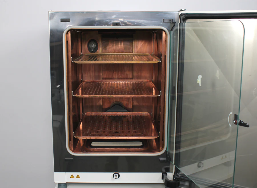 赛默飞 Thermo 311 细胞培养箱是一款高性能的CO2培养箱，专为细胞、组织和微生物培养设计，广泛应用于生命科学研究、生物制药、细胞生物学、临床实验室和再生医学等领域。它能够通过精准控制温度、湿度和二氧化碳（CO2）浓度，为细胞生长提供稳定的环境，是培养实验中不可或缺的工具。
<BR>
<BR>