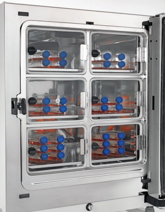 赛默飞160i培养箱（Thermo Scientific 160i CO₂ Incubator）是由美国Thermo Fisher Scientific公司研发生产的一款高性能CO₂培养设备，广泛应用于生命科学、细胞工程、生物制药、干细胞研究、再生医学、基因编辑以及疫苗开发等前沿领域。作为高端科研与工业应用的核心工具之一，160i培养箱融合了先进的环境控制技术、洁净控制理念与智能化数据管理系统，旨在为用户提供一个稳定、可控、无污染的细胞培养环境。本文将围绕赛默飞160i的主要功能展开系统分析，内容包括温度控制、CO₂浓度调节、湿度保持、污染防护、数据管理、智能化操作界面、报警系统、可扩展性以及验证支持等方面，全面剖析其在实验室与生产环境中的关键作用。