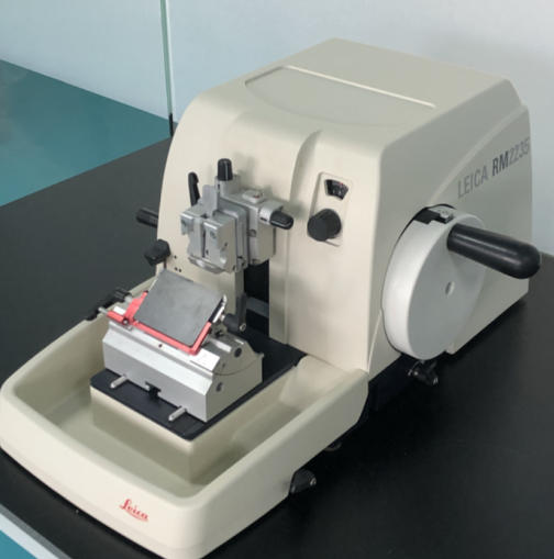 Leica RM2255是一款高精度旋转式切片机，广泛应用于医院病理科、科研机构和生物实验室，主要用于石蜡包埋组织样本的连续切片制备。在实际操作过程中，切片厚度的控制是保证切片质量的关键环节。但不少操作者在使用中会遇到切片偏厚的问题，例如切片不够透明、组织结构重叠、染色效果不均匀等。这种情况需要及时调整切片厚度设置并排查相关原因。