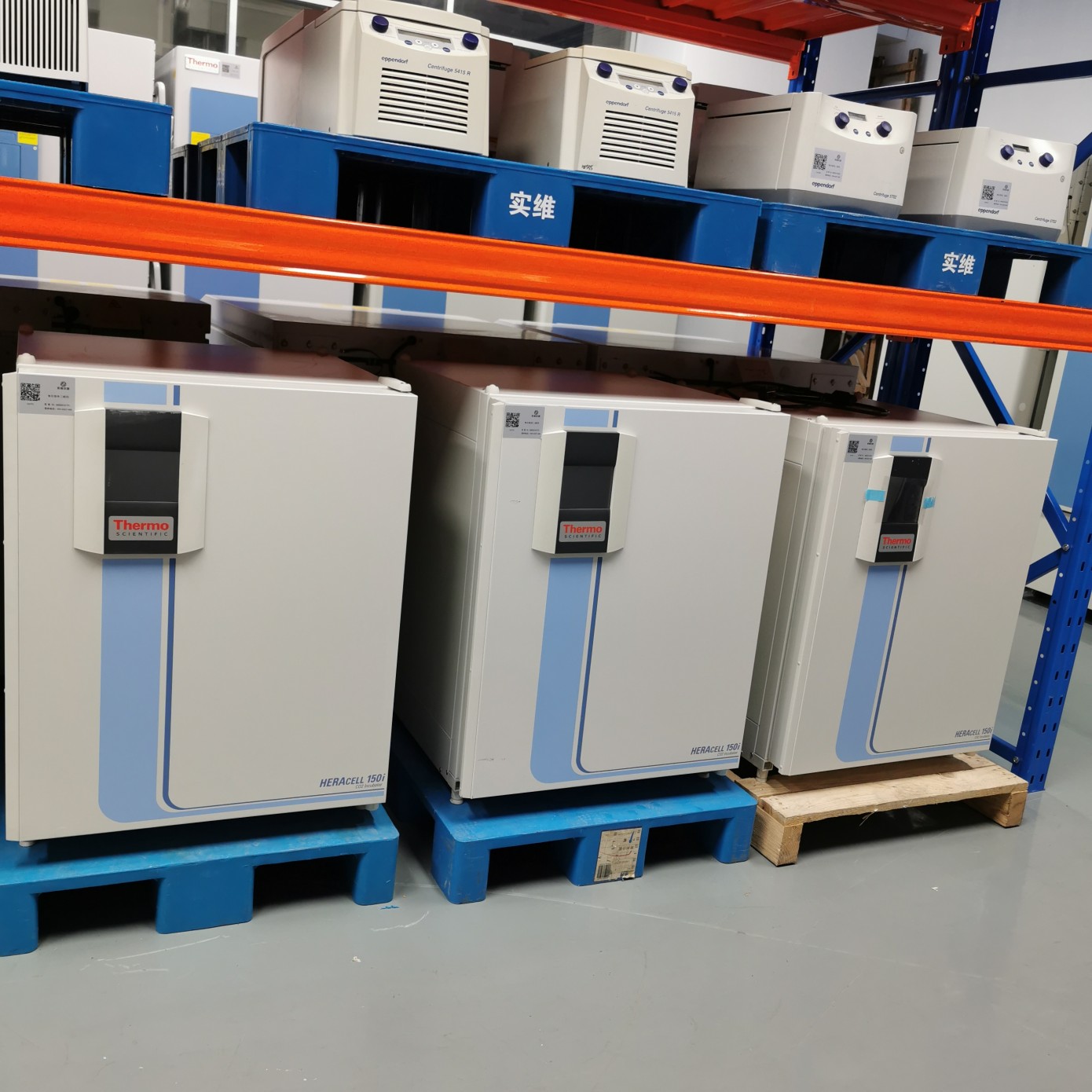 赛默飞3111培养箱通过底部增湿盘维持箱内湿度，通常可达到95%以上相对湿度，满足大多数细胞培养需求。增湿盘容量为3.0升，实了个验公司建议加水至1/2至2/3体积，即约1.5-2升。使用无菌蒸馏水是基本要求，也可在水中加入适量硫酸铜晶体至饱和状态，有效抑制霉菌和藻类滋生。每周应检查一次水位，观察水面有无漂浮物或变色，发现异常应立即更换无菌水并清洗增湿盘。清洗时使用软布蘸70%酒精擦拭盘内壁，再用无菌水冲洗干净后装回。值得注意的是，增湿盘的位置直接影响蒸发效率，应确保其放置在底部中央，不要被其他物品阻挡。在干燥季节，可适当增加赛默飞3111培养箱的加水频率，或在增湿盘旁放置无菌纱布增加蒸发面积，维持稳定的湿度环境。