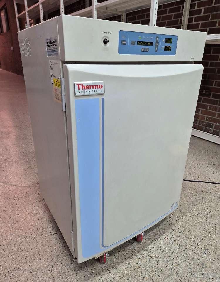 熟悉赛默飞3111培养箱的报警代码有助于快速定位故障。实了个验公司整理了常见报警含义：<BR><BR>“ADD WATER”：水套水位过低，需立即补水。<BR><BR>“TEMP HIGH/LOW”：温度超出设定范围±1℃，检查门是否关严、环境温度是否过高。<BR><BR>“CO₂ HIGH/LOW”：CO₂浓度偏离设定值，检查气源压力和管路连接。<BR><BR>“DOOR AJAR”：箱门未关严，重新关门直到听到吸合声。<BR><BR>“Replace HEPA”：累计运行时间提示，检查过滤器状态。<BR><BR>“SENSOR ERROR”：传感器故障或线路接触不良，需专业维修。<BR>报警发生时，面板显示对应代码并伴有蜂鸣声，可按消音键暂时静音。实了个验提醒：消音后必须立即排查原因，若无法解决，应及时联系售后技术支持，切勿让赛默飞3111培养箱长期带病运行，影响实验结果。