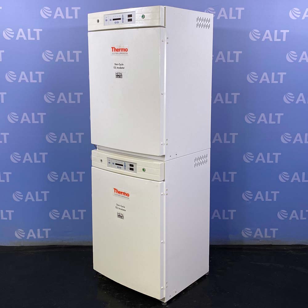 赛默飞3111培养箱的控制面板设计简洁直观，但功能丰富实用。主显示屏默认交替显示当前温度和CO₂浓度，方便用户实时监控。按下“Mode”键可进入设置模式，此时显示屏会显示“SET”字样。通过上下箭头可选择需要调整的参数，包括温度设定（TEMP）、CO₂浓度设定（CO₂）、超温保护设定（OTEMP）等。选择参数后按“Enter”键确认，再通过上下键调整数值，再次按“Enter”保存。面板上的警报指示灯会在异常时亮起，同时伴有蜂鸣声，长按消音键可暂时关闭警报音。实了个验公司提醒：切勿忽视警报原因，应在消音后立即排查故障。面板下方还设有水位指示灯，当水套缺水时会闪烁提示。熟悉这些按键功能是高效操作赛默飞3111培养箱的基础，建议新用户在正式使用前仔细阅读说明书并实际操作几次。