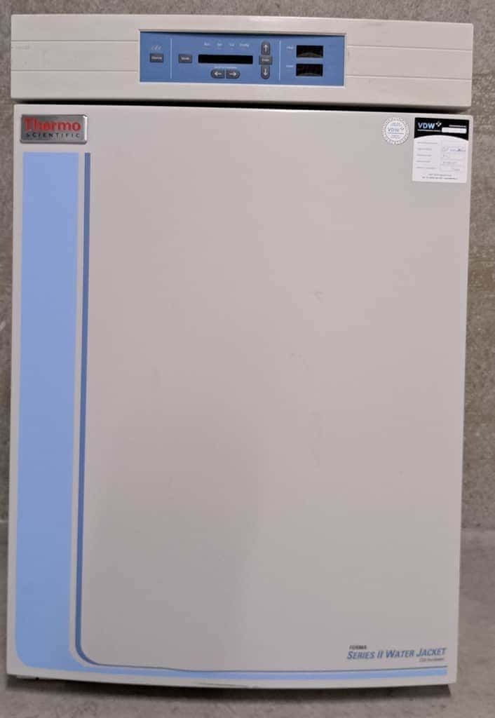 赛默飞3111和3131培养箱均为实验室常用设备，但两者存在明显差异。实了个验公司从技术角度进行对比：两者容积均为184L，都采用水套式加热技术，温度控制精度均为±0.1℃。主要区别在于3131增加了氧气控制功能（1-21%），可用于低氧或高氧特殊细胞培养，如模拟体内生理氧环境、诱导干细胞分化或研究缺氧信号通路。而赛默飞3111培养箱仅控制CO₂，适用于常规细胞培养。价格方面，3111更具性价比，是标准细胞房的理想选择。若实验室主要进行常规细胞系培养、病毒包装或蛋白表达，赛默飞3111培养箱完全能够满足需求，无需为用不到的功能额外付费。实了个验建议，选购前应明确实验需求，避免功能冗余或不足，选择最适合的设备。