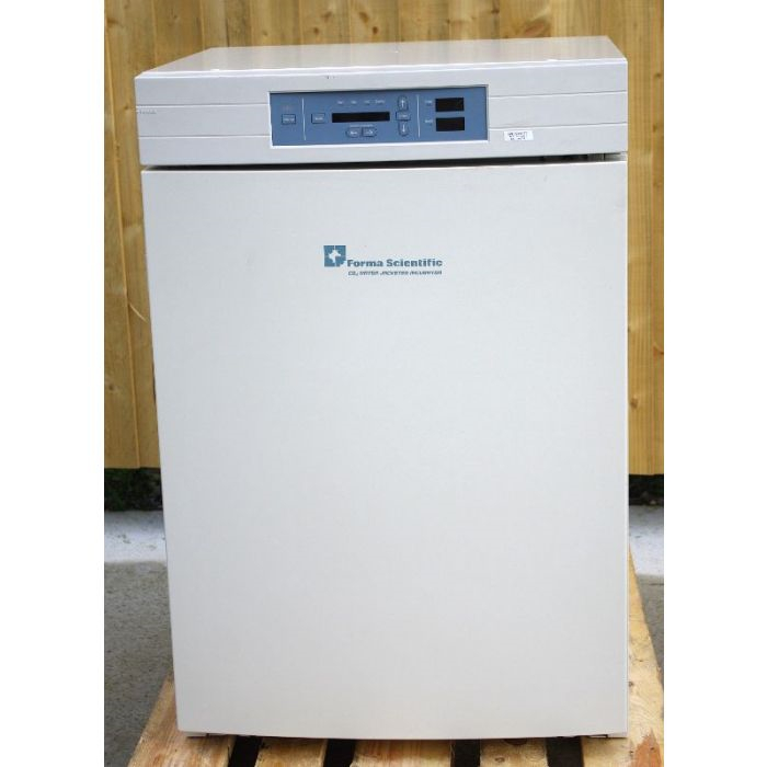 肿瘤药物筛选实验对培养条件的一致性要求极高，赛默飞3111培养箱的精确控制为这类实验提供了可靠保障。某药企研发中心使用多台赛默飞3111培养箱进行抗癌药物敏感性测试，需要确保不同批次实验间的可比性。实了个验公司协助建立了标准化操作流程：所有设备统一校准至同一标准；增湿盘水量保持恒定；样品摆放位置固定，避开传感器区域；每日记录温度、CO₂浓度波动曲线。经过6个月运行，各台设备间的温度差异小于0.1℃，CO₂浓度差异小于0.1%，为药物筛选数据的可靠性提供了坚实基础。研究人员指出，赛默飞3111培养箱的稳定性使他们能够专注于药物效果本身，而不必担心培养条件波动对实验结果造成的干扰。