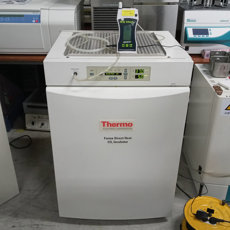 门封条老化或破损会导致CO₂泄漏、温度波动和能耗增加。赛默飞3111培养箱采用磁性门封条，密封性能优良，但长期使用后可能出现硬化、变形或磁力减弱。实了个验公司建议每季度进行一次全面检查：用干净白纸夹在门封条和箱体之间，关门后尝试抽出纸张，若轻松抽出说明密封不严；观察门封条表面有无裂纹、变色或永久性压痕；清洁门封条时用软布蘸中性清洁剂擦拭，避免使用有机溶剂。发现问题后应及时更换：拆下旧封条时记录安装位置，新封条嵌入槽内时确保平整无扭曲，特别注意四个角落处的贴合。更换后需进行24小时运行测试，确认温度、CO₂浓度稳定。实了个验提供原厂认证的门封条配件，确保赛默飞3111培养箱的密封效果和使用寿命。