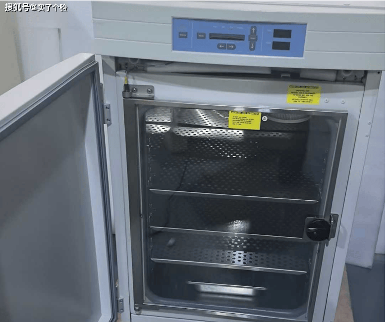 保持赛默飞3111培养箱内外清洁是防止污染的基础。实了个验公司制定了一套完整的清洁消毒流程：每日用70%酒精擦拭箱门把手和控制面板；每周进行一次内部清洁，取出所有搁板和增湿盘，用中性清洁剂或70%酒精擦拭内壁、搁板支架和玻璃门内侧，特别注意角落和传感器周围；每月进行一次彻底消毒，可使用专用培养箱消毒剂或紫外线灯照射30分钟。清洁过程中有几个关键点需要注意：避免使用含氯消毒剂，以防腐蚀不锈钢内胆；不要让液体直接喷洒在传感器和控制面板上；清洁后必须彻底晾干才能关闭箱门；搁板装回时确保平稳牢固。实了个验强调：清洁消毒与日常使用同样重要，建立规范的清洁制度，能大幅降低细胞污染发生率，延长赛默飞3111培养箱的使用寿命。