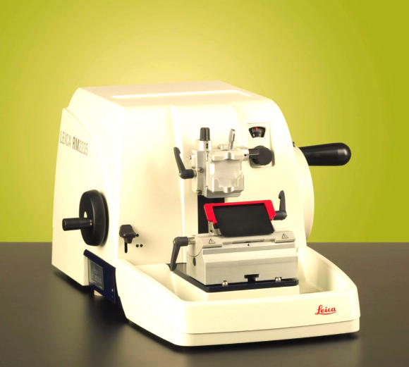 Leica RM2245切片机是一款专为病理学、生命科学研究和教学实验室设计的高性能旋转式切片设备。凭借其卓越的切片精准性、顺滑的切割过程和出色的稳定性，Leica RM2245已经成为病理学和科研领域不可或缺的核心设备之一。该设备不仅满足了对切片质量的严格要求，还大幅提升了实验室的工作效率和操作的可靠性。