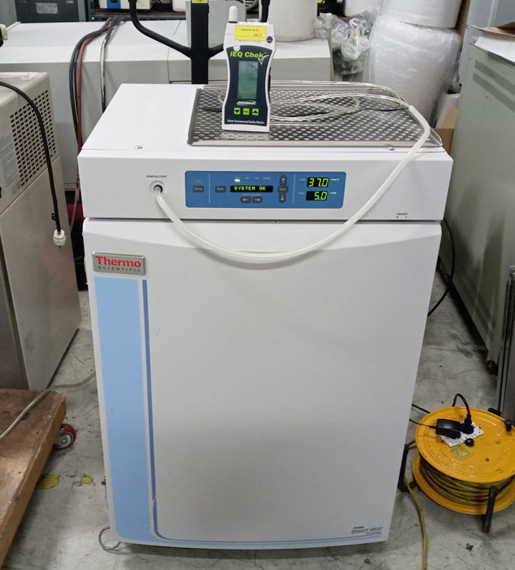 从实了个验公司采购的赛默飞3111培养箱到货后，正确的开箱安装是保证设备长期稳定运行的基础。首先，拆除外包装后应仔细检查箱体外观有无运输损伤，特别注意玻璃门、控制面板和四个边角。将培养箱推至预定位置后，需通过调节底部支脚使箱体保持水平，这直接关系到水套水位传感器的准确性。静置2小时后开始向水套注水：打开右上角注水口，缓慢加入蒸馏水直至面板“ADD WATER”警报消失，随后再注入约200ml水确保传感器稳定浸没。接下来安装增湿盘，加入1.5-2升无菌蒸馏水。接通电源后，先不急于连接CO₂气瓶，进行空载运行测试，将温度设定为37℃，观察12小时记录温度波动曲线。待温度稳定后再连接CO₂气源，设定浓度为5%，继续运行24小时观察稳定性。实了个验提醒：整个安装调试过程需要耐心，切忌急于放入珍贵样品，待设备完全稳定后再投入使用。