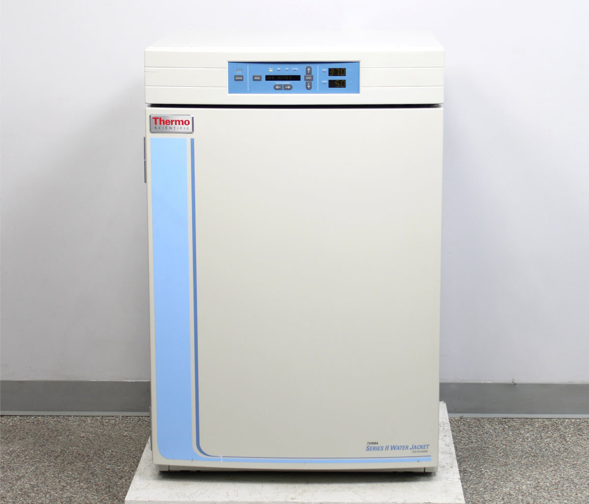 CO₂传感器的准确性直接影响赛默飞3111培养箱培养环境的稳定性。该型号通常配备热导（TC）传感器，需要定期校准。实了个验公司提供详细校准步骤：零点校准前，先拆下气路连接，打开箱门通风5分钟，使箱内CO₂浓度接近大气水平（约0.03%）。关门静置12小时，待传感器完全稳定后进入CAL模式，选择CO₂ ZERO选项，将显示值修正为0。量程校准则需要连接标准气源（通常为5%或10%CO₂），通气稳定2小时后，在CAL模式下选择CO₂ SPAN选项，调整显示值至标准气浓度。整个校准过程需要耐心，每一步都需确保参数完全稳定。实了个验提醒：校准时的环境温度应接近日常培养温度，湿度也应达到正常工作状态，否则校准结果可能产生偏差。建议在赛默飞3111培养箱安装调试后和每年定期维护时进行此项操作，确保CO₂控制精度。