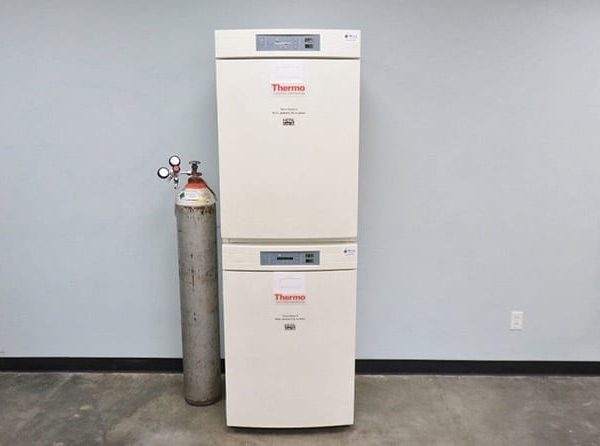 一、实验背景<BR><BR>CO₂浓度影响培养基pH值稳定。红外传感系统的响应速度与长期稳定性对实验重复性具有关键意义。<BR><BR>二、实验方法<BR><BR>设定浓度为5%。外接高精度CO₂分析仪同步记录数据。实验周期72小时。期间进行3次开门操作。<BR><BR>三、实验结果<BR><BR>浓度波动范围维持在4.9%–5.1%。<BR>开门后浓度下降至约3.8%，恢复至设定值时间约3分钟。<BR><BR>72小时内无漂移趋势。<BR><BR>四、实验评价<BR><BR>传感系统响应灵敏，恢复曲线平滑。长期运行中未出现明显偏差，适用于精细化培养实验。