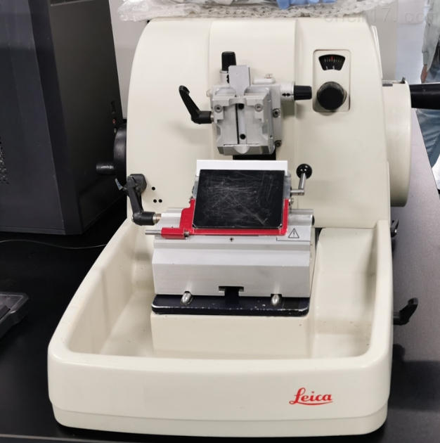 Leica RM2235切片机提升样本切割效率介绍<BR><BR>Leica RM2235切片机是一款面向医学病理与科研实验的高性能旋转式切片设备，能够在组织样本制备过程中显著提升切割效率与切片质量。随着病理诊断需求增长以及科研实验样本数量增加，实验室对于切片设备的稳定性、速度与精度提出更高要求。RM2235凭借成熟的结构设计与出色的操作体验，为高通量样本切割提供了可靠支撑，是现代组织切片制备的重要工具。