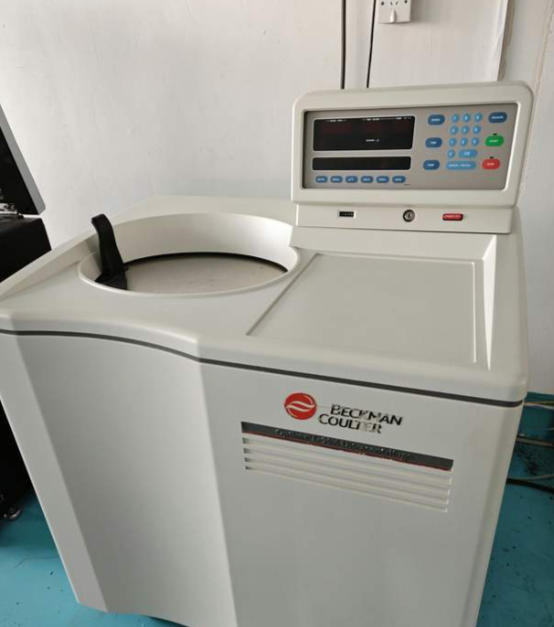 贝克曼 Optima MAX-TL 是台式超速离心机领域中久负盛名的代表机型,以其精准的动力结构、完善的温控系统、长期稳定的性能表现和严谨的机械工艺赢得全球众多科研实验室和生物制药企业的认可。在离心设备的众多关键结构中,微腔稳置是一个极其重要却常常容易被忽略的核心技术。它决定了腔体内部结构的几何精度、转子运行时的力学稳定性、气流与温控分布的一致性以及高速运行的安全冗余,构成整台离心机基础性能的重要支撑点。
<BR>
<BR>“微腔稳置”一词不仅指腔体整体结构的稳定性,更涉及腔体内部各微尺度位置关系的精准加工、腔体形状维持能力、受压条件均匀性以及长期运行后的结构可靠性。Optima MAX-TL 的微腔稳置技术融合精密机械加工、材料工程、动力学结构优化与温度场设计,从根本上保证了高速离心过程中的稳定环境。